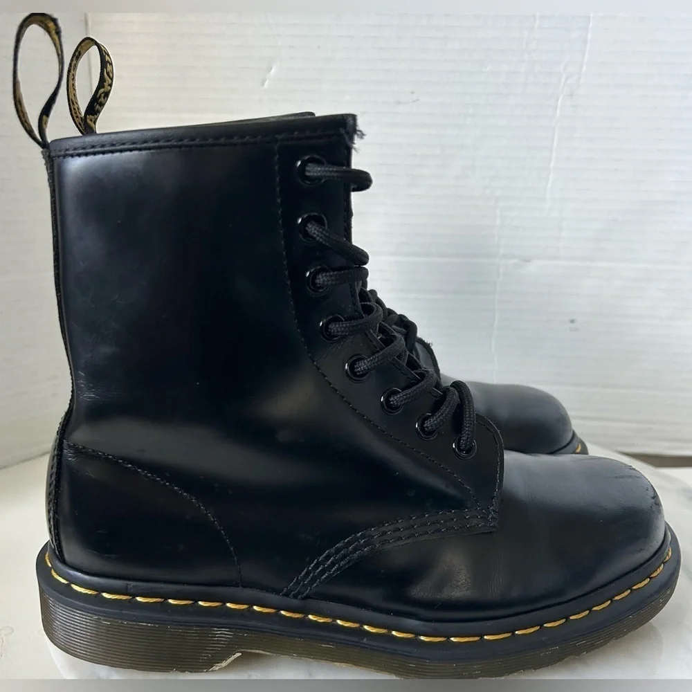 DR. MARTENS THE ORIGINAL 1460. MENS 6 LADIES 7. LOTS OF LIFE STILL LEFT IN THEM.